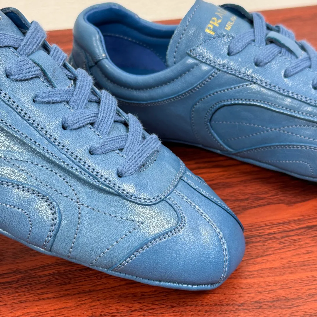 Batch 780 Prada/Prada Montecarlo Re-Edition 2005 Nappa sheepskin/nubuck leather sneakers, men's men's men's shoes for easy shipping! Featuring an antique finish, these sneakers combine style and comfort in a sophisticated and innovative design. The silhouette inspired by driving shoes is soft and flexible, and the deconstructed sole gives it a lightweight look and smooth aesthetic. Prominent top stitching enhances the sporty soul of this hybrid sneaker. It is paired with a lightweight and flexible rubber sole, a visible convex sole pattern embellishment, and a wrapped insole. The whole package! Size: 39-40-41-42-43-44 Leather shoe size Item number: 4E1165 Sheepskin blue